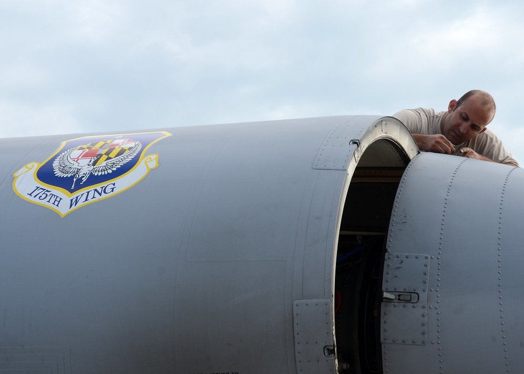 Técnico de mantenimiento trabajando en el motor de un avión