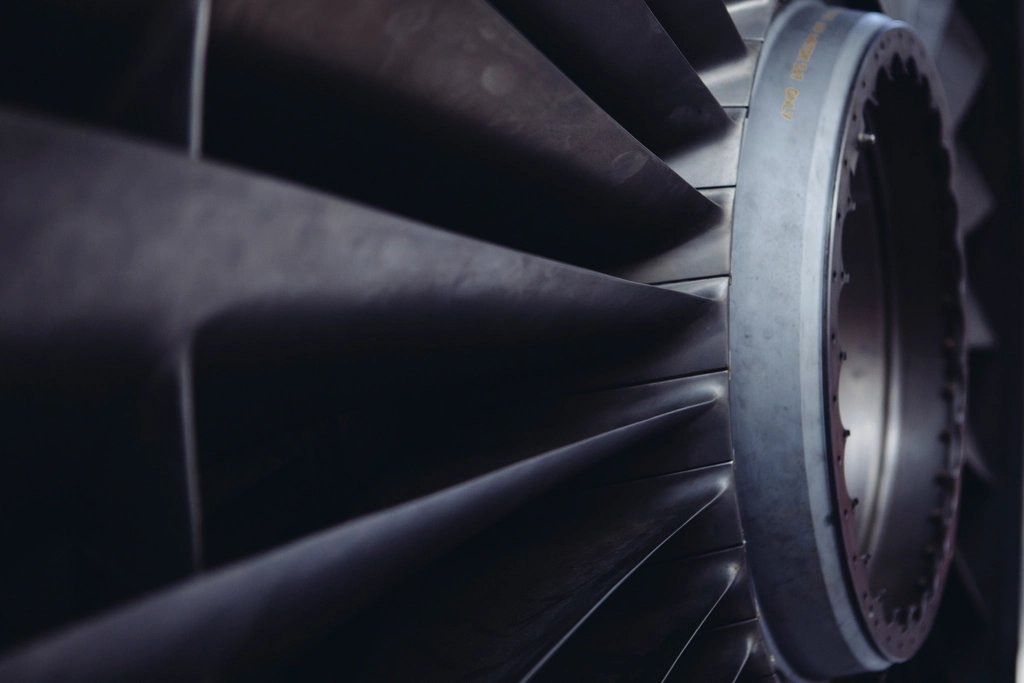 Primer plano de una turbina de gas de avión