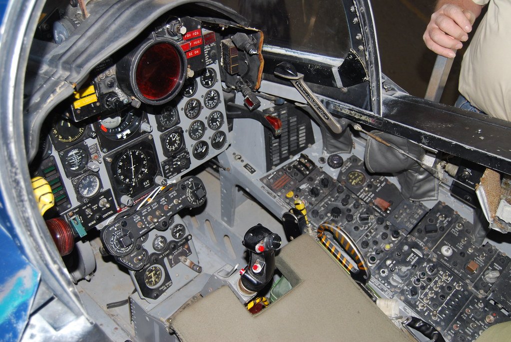 Panel de instrumentos y aviónica en una cabina de avión